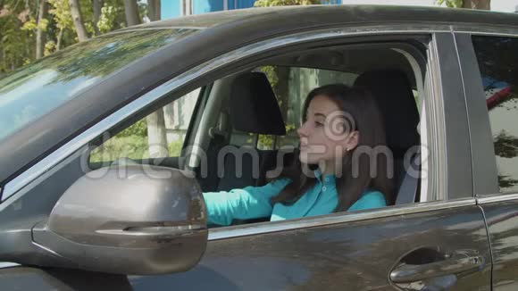 漂亮的女司机在车上系安全带视频的预览图