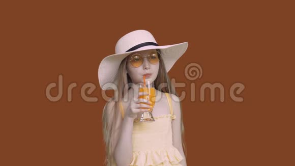 时尚女孩喝橙汁背景视频的预览图
