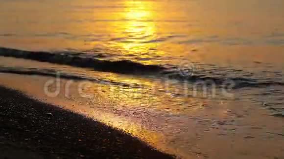 日落背景下的海浪景观视频的预览图