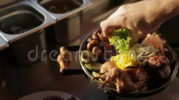 把莴苣叶放在盘子里放热烤肉串和烤蔬菜视频的预览图