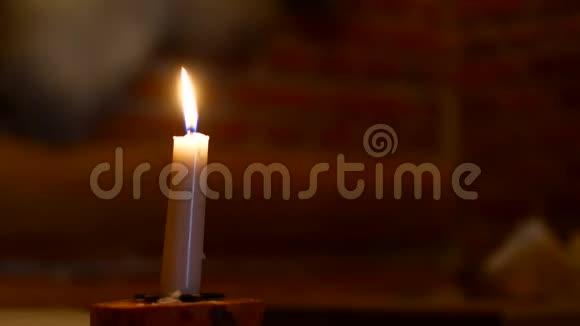 在黑暗的房间里孤独的蜡烛视频的预览图