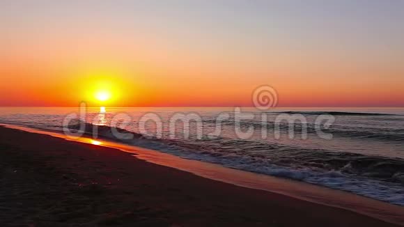 日落背景下的海浪景观视频的预览图