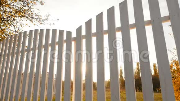 用木头做的白色栅栏封闭区域明亮的阳光慢动作视频的预览图