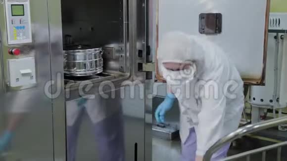 实验室员工装载可蒸金属容器用于消毒医疗用品视频的预览图
