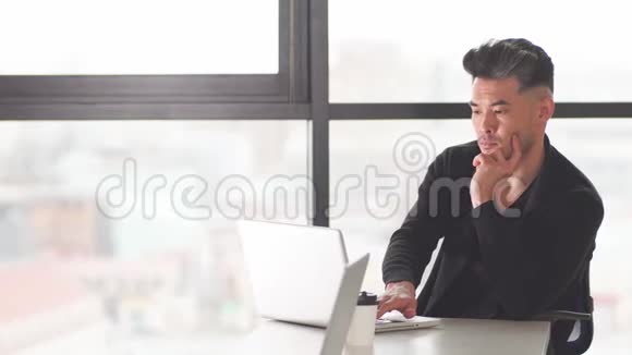 一位中国商人晚上坐在办公桌前的画像视频的预览图