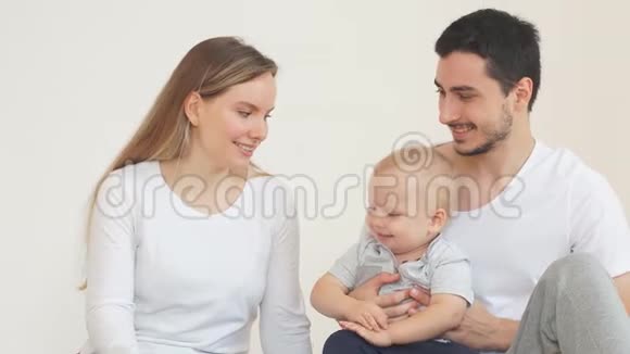幸福的年轻家庭在新家里和年轻的儿子在一起视频的预览图