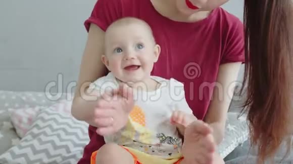 快乐的宝宝和妈妈在家玩掌视频的预览图