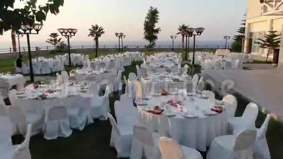 花园婚礼的餐桌布置视频的预览图