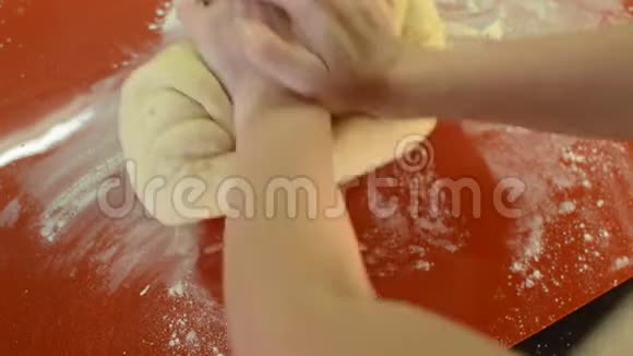 女厨师用面粉做面团视频的预览图