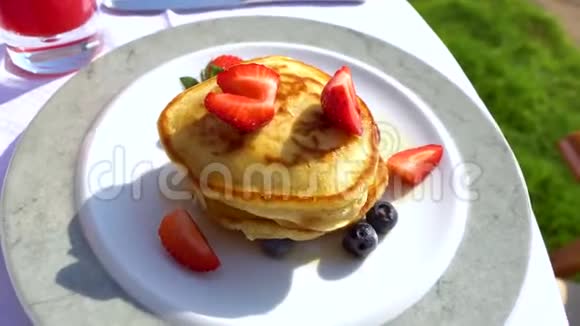 美味早餐煎饼配蓝莓和蜂蜜视频的预览图
