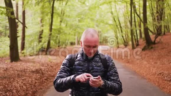 一个人在森林里迷路了他试图用手机确定森林中的坐标视频的预览图