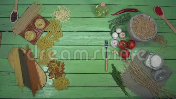 煮熟的意大利面和菠菜一起放在盘子里上景视频的预览图