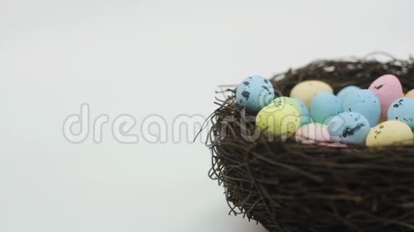 复活节快乐在篮子里画鸡蛋彩蛋巢的特写视频的预览图