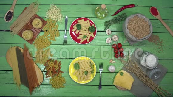在五颜六色的盘子里品尝意大利面和菠菜上景视频的预览图