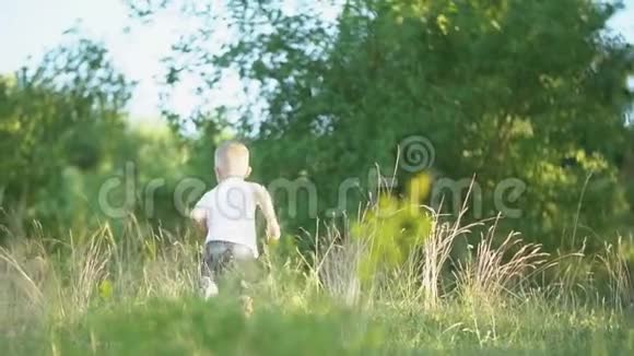 男孩跑过草坪视频的预览图