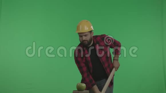 有趣的工业工人正在用大锤砸苹果视频的预览图