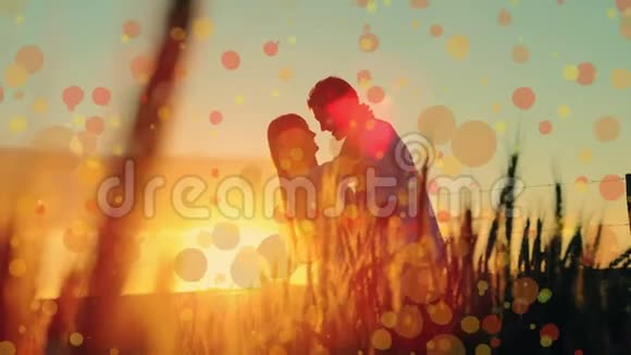 在日落时接吻的情侣视频的预览图