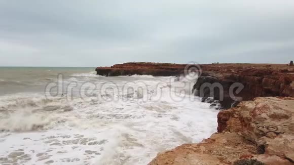 海潮运动冲击地平线水滩自然动力视频的预览图