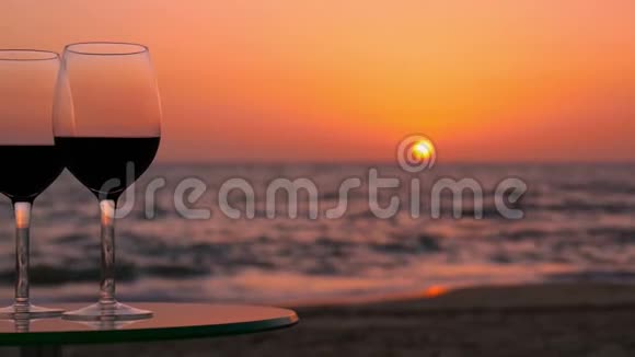 一张靠海的桌子上的酒杯视频的预览图