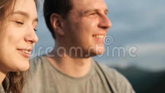 一对相爱的情侣的慢镜头肖像女人把头放在男人肩膀上视频的预览图