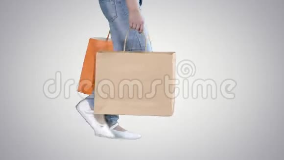 性格开朗的女生走路带着购物袋在梯度背景视频的预览图