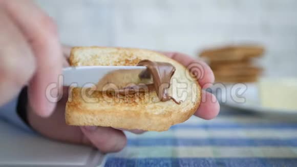 饥民准备早餐巧克力奶油烤面包片视频的预览图