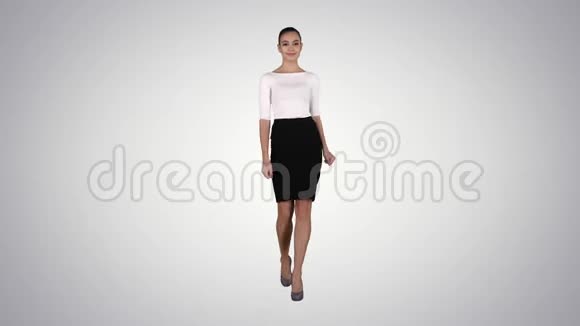 女性展示和展示商业服装的复制空间梯度背景视频的预览图