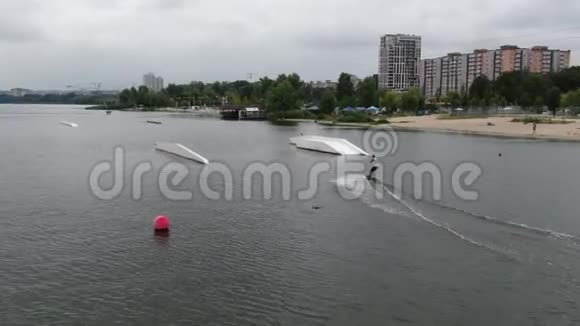 一名男子在大白坡道上醒来的空中镜头特技和特技视频的预览图