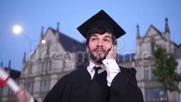 毕业典礼快乐学生毕业后打电话给朋友视频的预览图