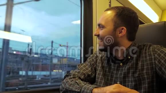 帅哥在火车上大声笑出来视频的预览图