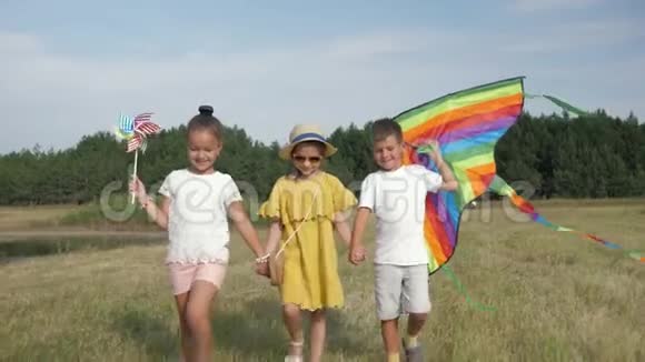 孩子们的快乐快乐孩子们的朋友们在暑假里在wigwam的背景下快乐地跳跃和唱歌视频的预览图