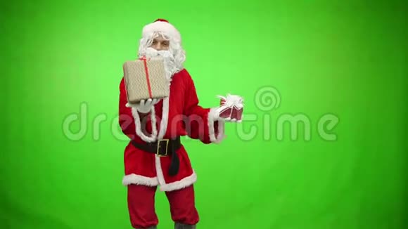 圣诞老人带着两个礼物在彩色钥匙上跳舞视频的预览图