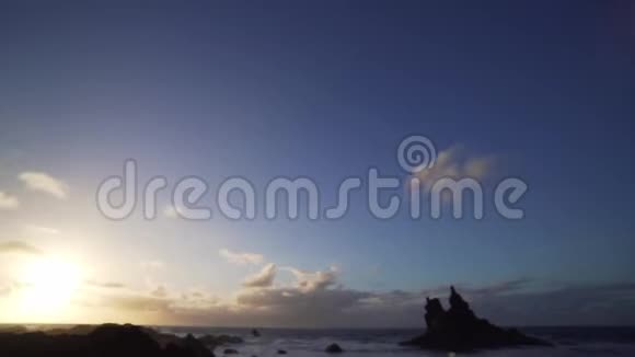 日落时分的贝尼霍时间美丽的野生海滩大西洋附近有黑色火山沙特内里费视频的预览图