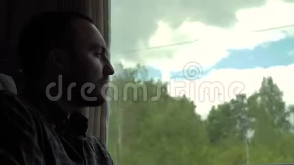 白种人白天坐火车看着窗外视频的预览图