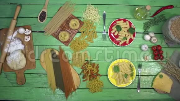 用菠菜在盘子里煮意大利面上景视频的预览图