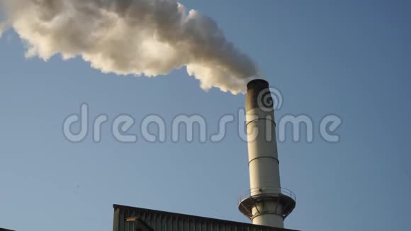 工厂锅炉烟堆视频的预览图