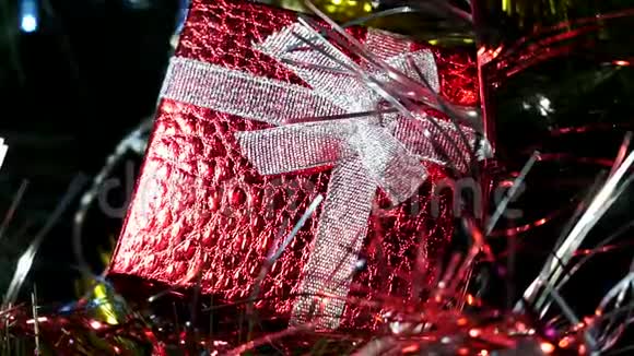 圣诞红礼盒树下的漂亮礼物新年的内部圣诞树节日快乐圣诞节视频的预览图