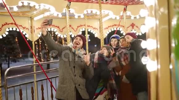 快乐的人在新年冬展游乐园的智能手机相机上自拍微笑的朋友很开心视频的预览图