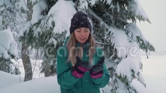 滑雪场娱乐活动快乐的年轻女子玩雪慢动作视频的预览图