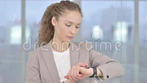 职业年轻女商人使用智能手表的画像视频的预览图