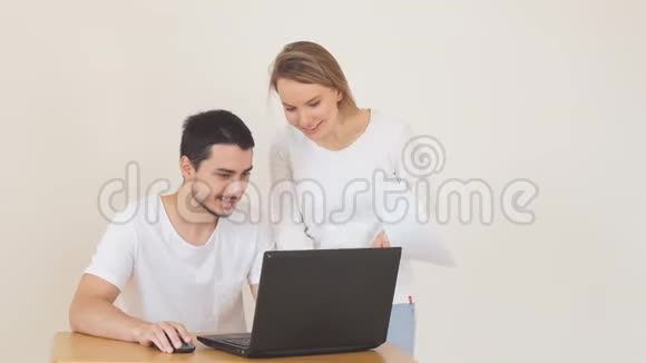 安静的夫妇带着账单和笔记本电脑在家交税视频的预览图