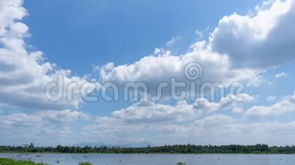湖水中云的倒影时间推移景观自然镜头视频的预览图