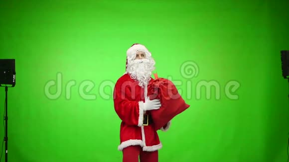 圣诞老人把包和礼物一起扔了铬钥匙慢动作视频的预览图