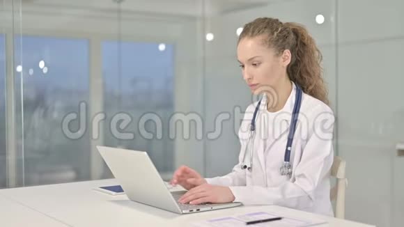 开朗的年轻女医生在电脑上做视频聊天视频的预览图