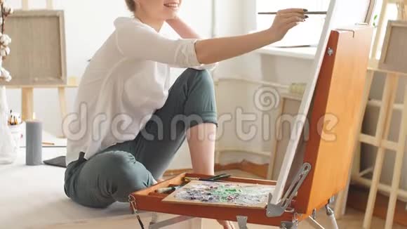 快乐女孩在房间里画画时嘲笑别人视频的预览图