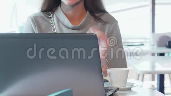 年轻女子用手提电脑打电话视频的预览图