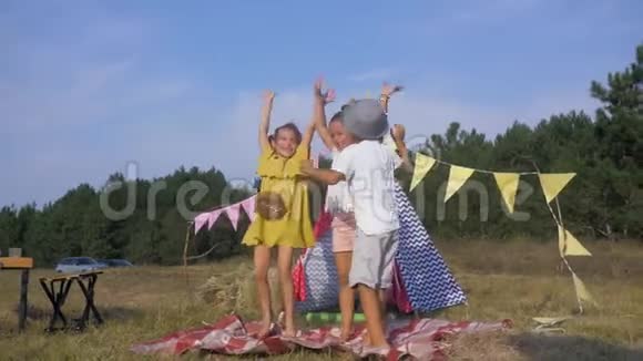 孩子们的快乐快乐孩子们的朋友们在暑假里在wigwam的背景下快乐地跳跃和唱歌视频的预览图