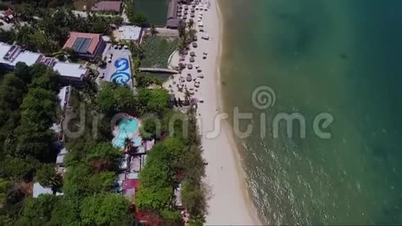 飞越海岸俯瞰酒店和游泳池送海滩和蓝海视频的预览图