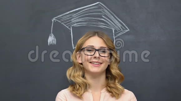 女人站在黑板旁边头上戴着毕业帽教育视频的预览图