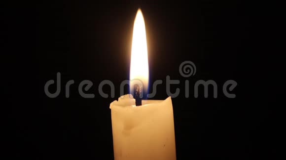 在黑色背景上隔离的纪念单一蜡烛火焰视频的预览图